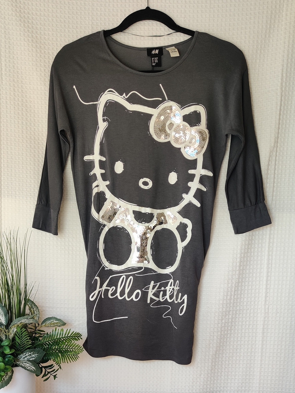 H&M Hello Kitty Charcoal Gray Tunic Top / 3/4 Sleeve Graphic Shirt Size 10/12 Y